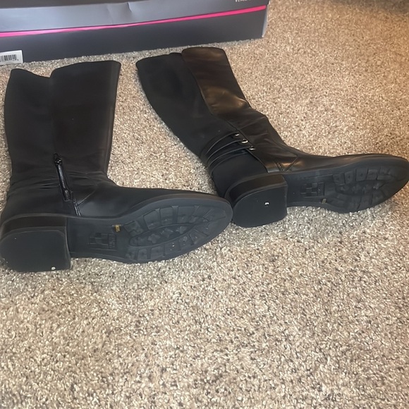 Vince Camuto - Picture 3 of 3